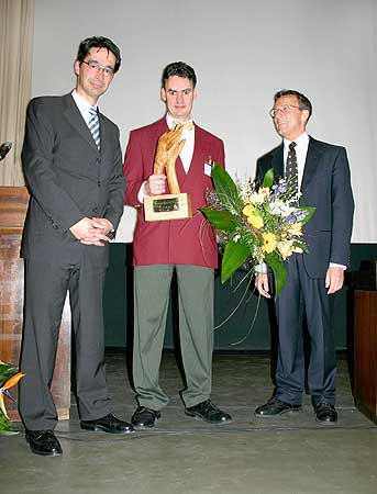 Semmelweis-Preistrger 2004 PD Dr. Frank Pitten (Mitte) mit den Jurymitgliedern Prof. Dr. Axel Kramer (rechts, DGKH) und Dr. Roland Knieler (links, BODE CHEMIE)